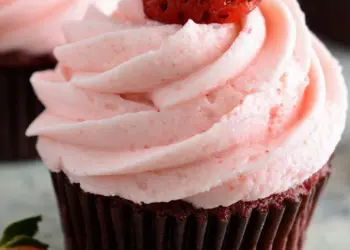 strawberry buttercream recipe featured