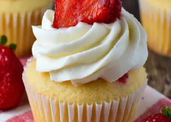 strawberry shortcake cupcakes recipe featured